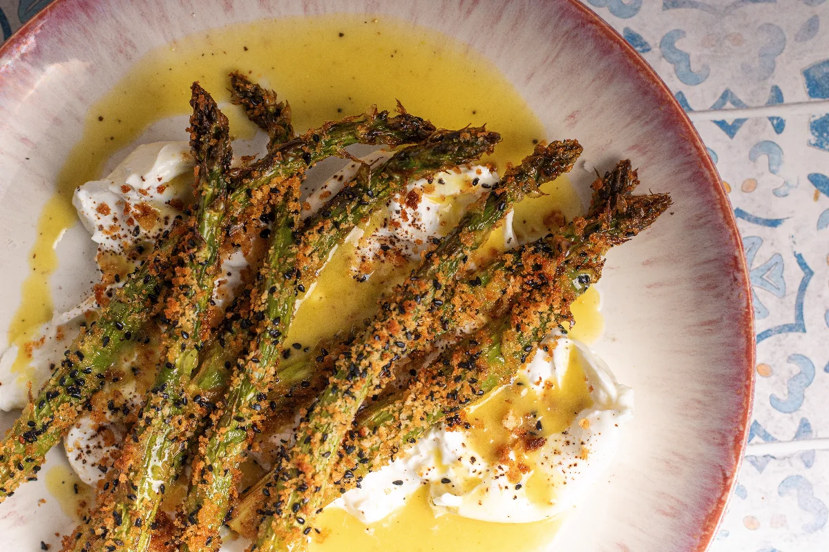 Panierter Spargel mit Burrata