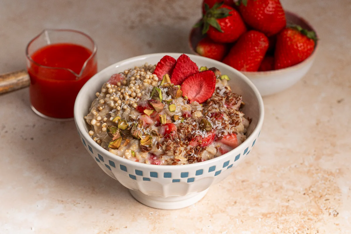 Sommerliches Erdbeer Kokos Porridge