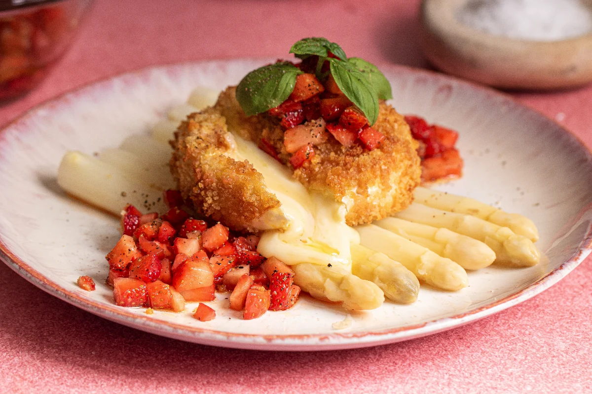 Spargel mit gebackenem Camembert und Erdbeeren