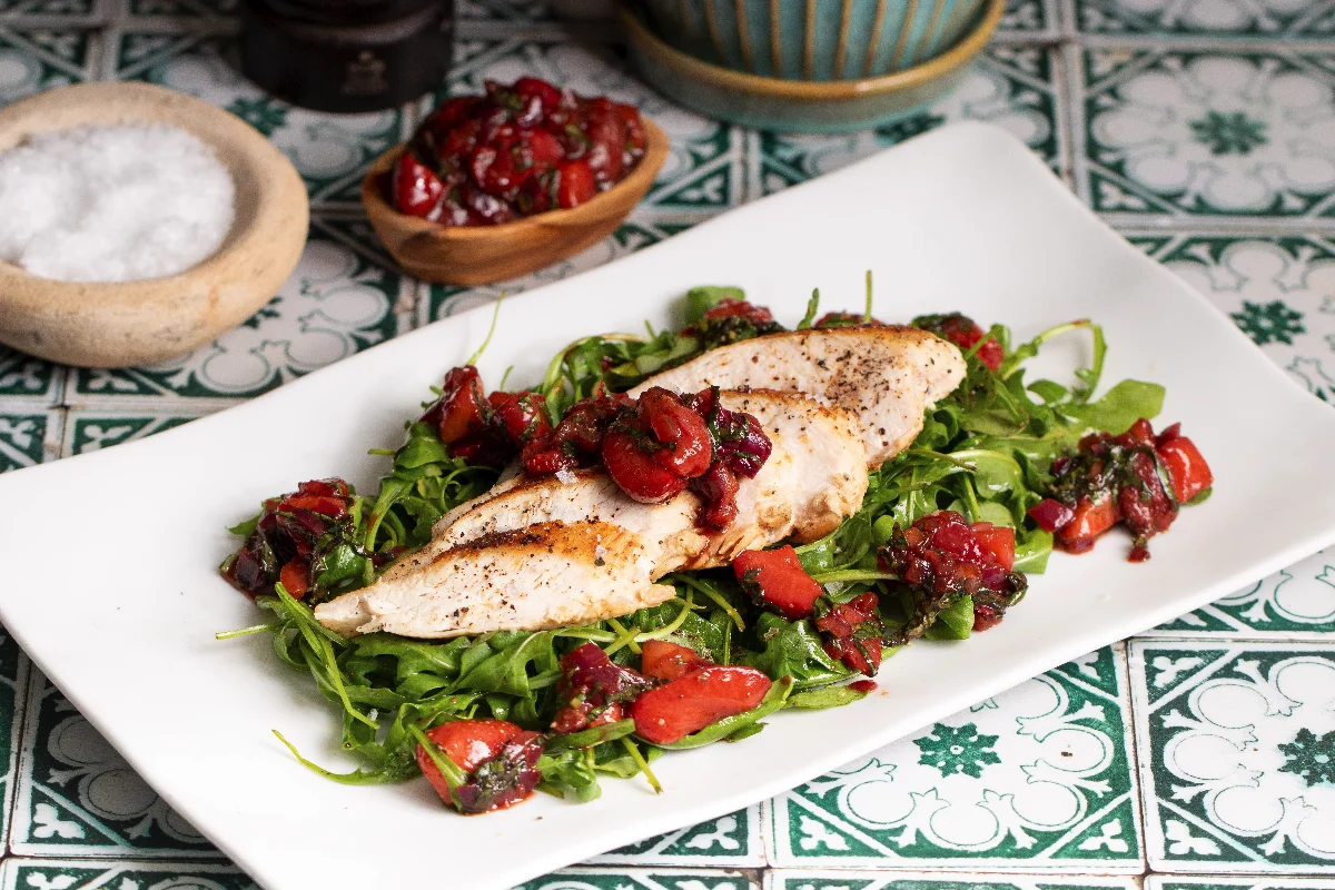 Balsamico Erdbeeren mit Rucola Hähnchenbrust
