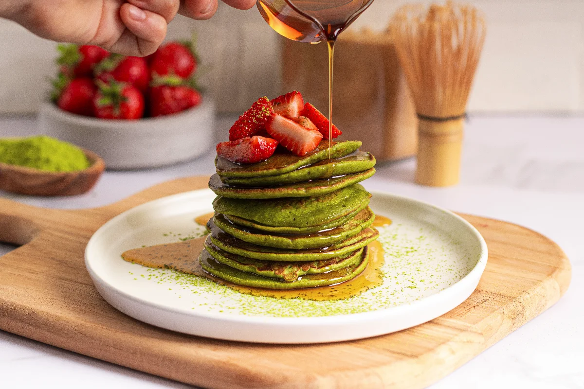 Matcha Pancakes mit Erdbeeren