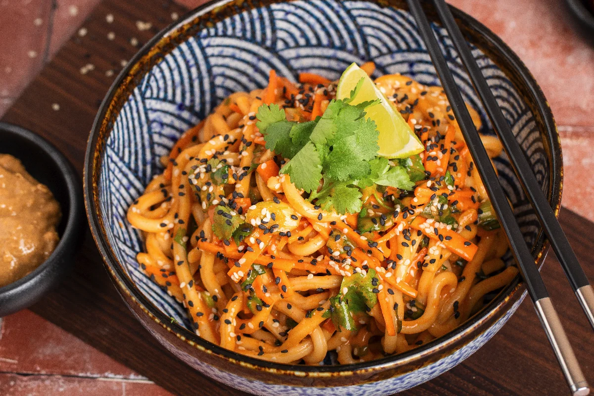 Schnelle Erdnuss Udon Nudelpfanne