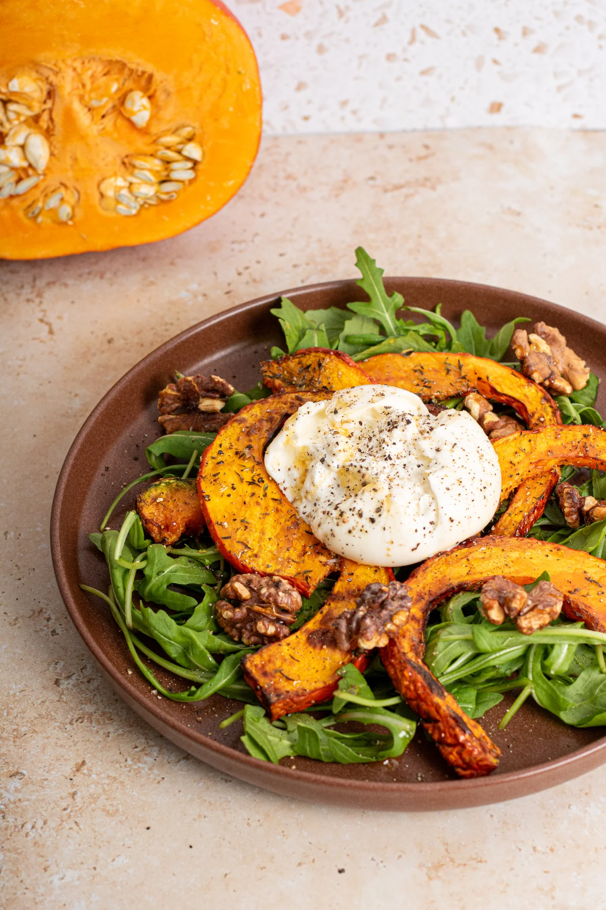 Kürbis aus dem Ofen mit Burrata und Honig