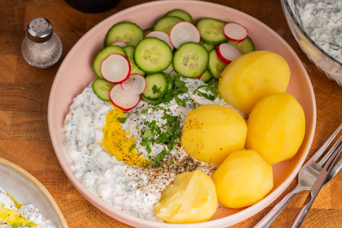 Kartoffeln mit Quark und Gurkensalat