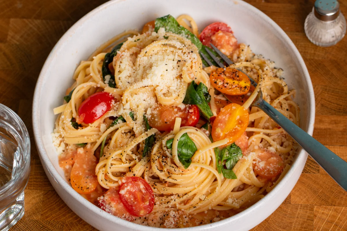 Sommerpasta mit kalter Tomatensauce