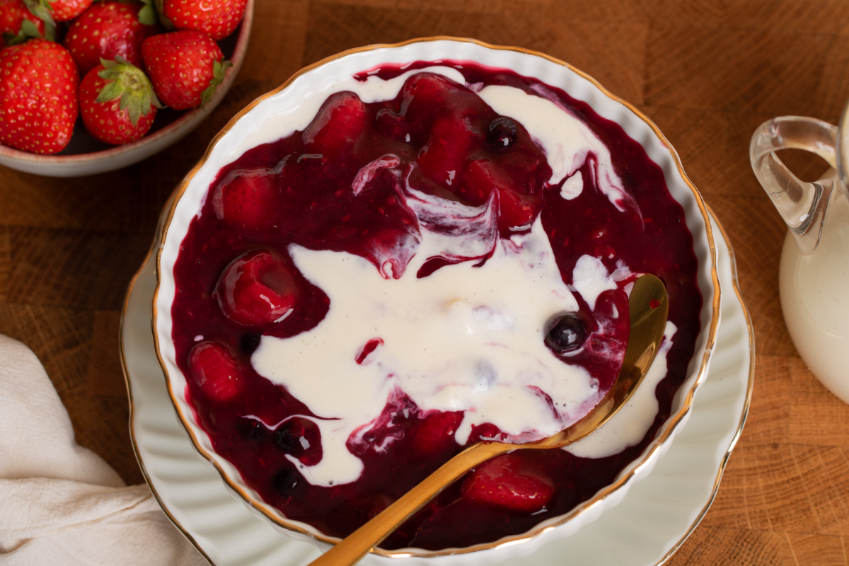 Klassische rote Grütze mit hausgemachter Vanillesauce