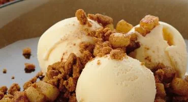 Vanilleeis mit gebackenem Apfel und Biscoff Crumble
