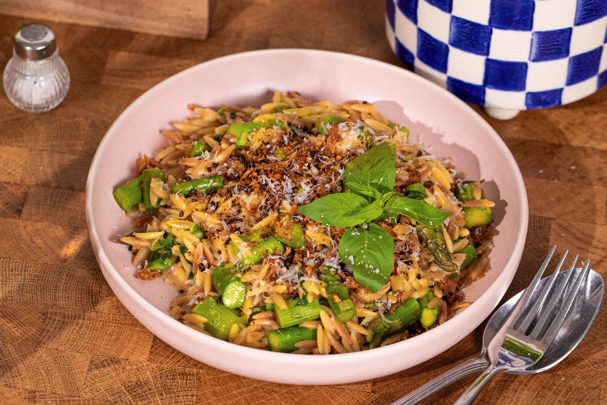 Spargel-Orzotto mit Knoblauch-Crunch