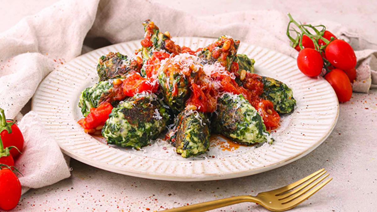 Italienische Malfatti mit Tomaten-Pinienkern-Sauce