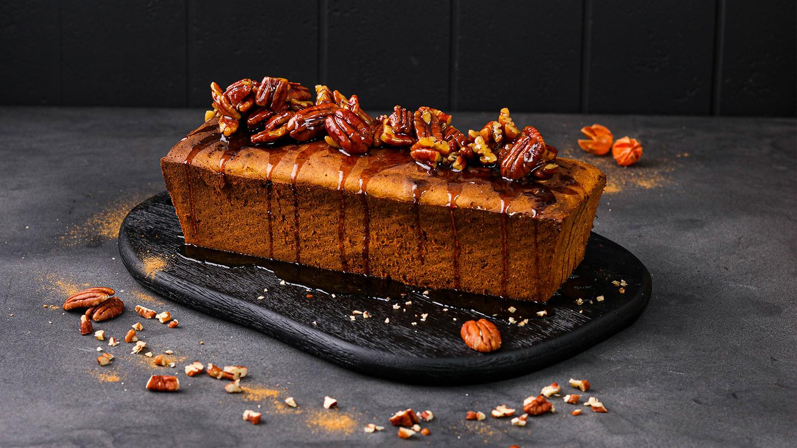 Süßes Kürbis-Bananenbrot mit angemachten Pekannüssen