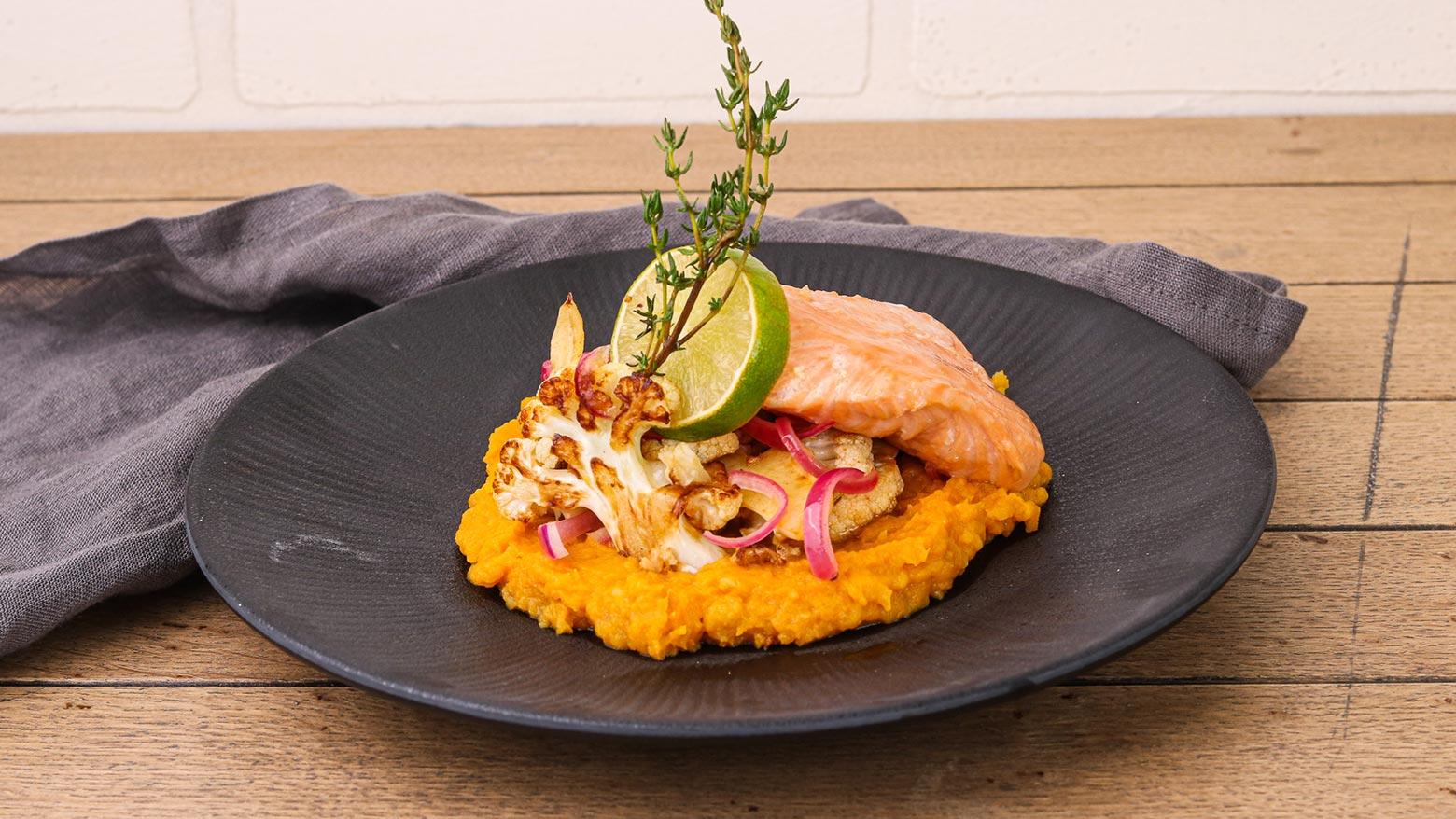 Lachs in Limetten-Ahornsirup auf Süßkartoffelstampf