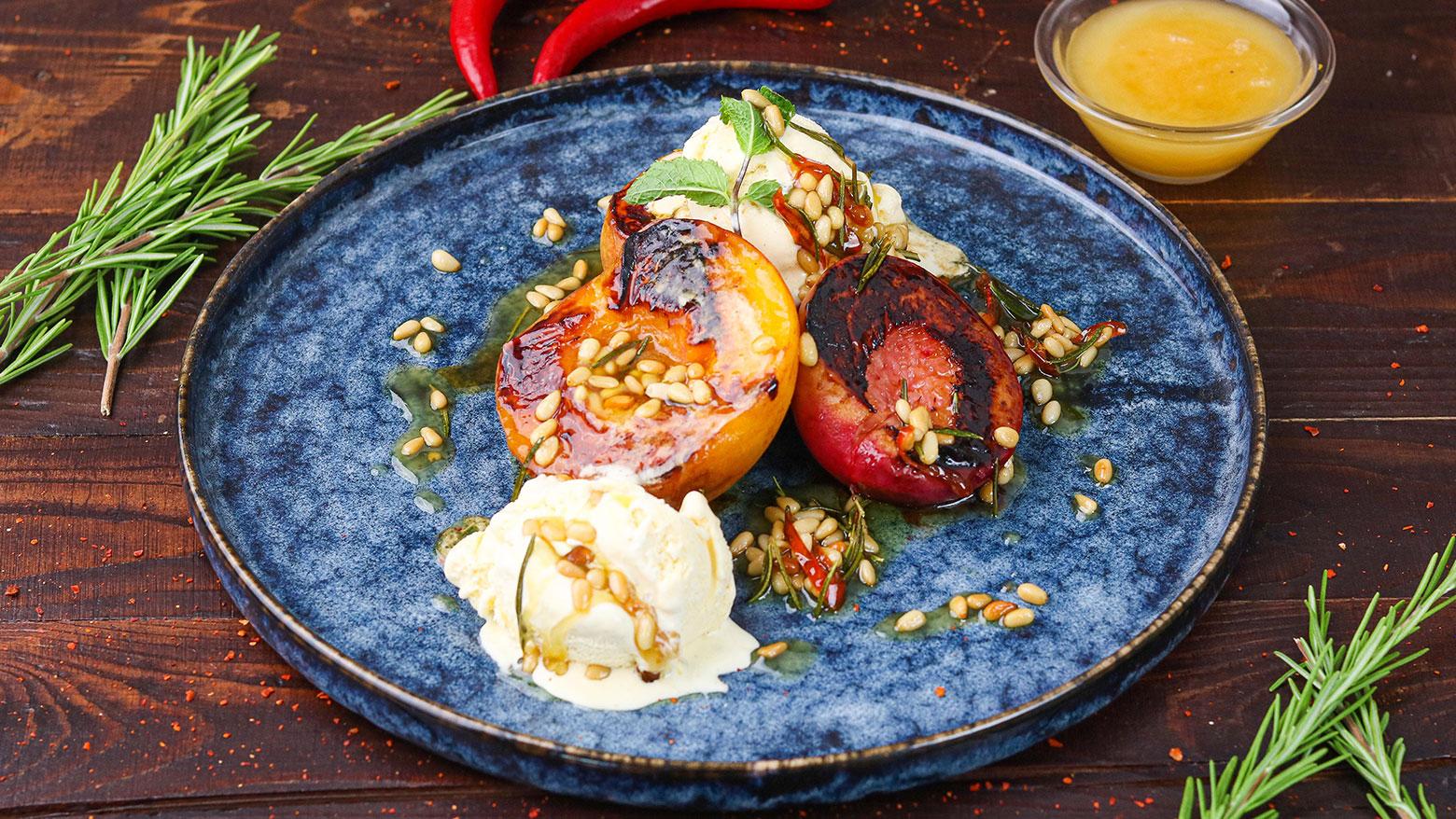 Gegrillte Pfirsiche mit Vanilleeis und Honig-Chili-Pinienkernen Topping