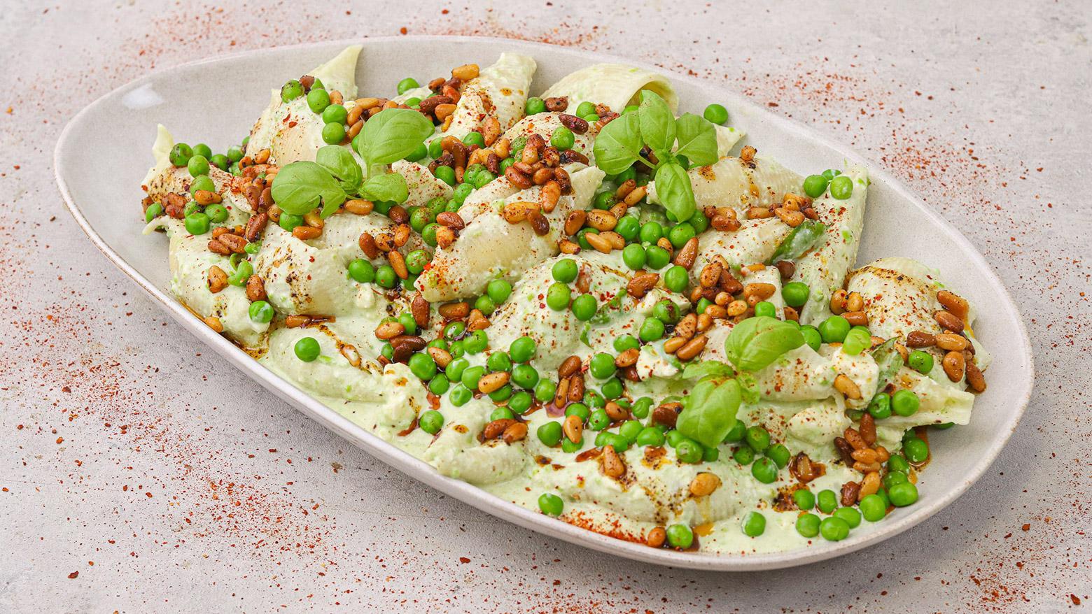 Muschelnudeln mit Joghurt, Erbsen und Chili-Pinienkernen