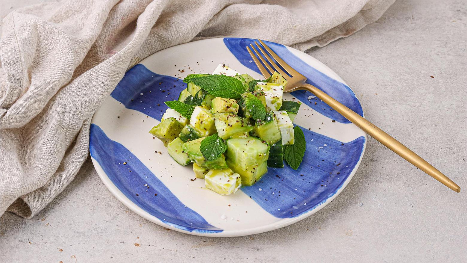 Cremiger Gurken-Avocado-Feta-Salat