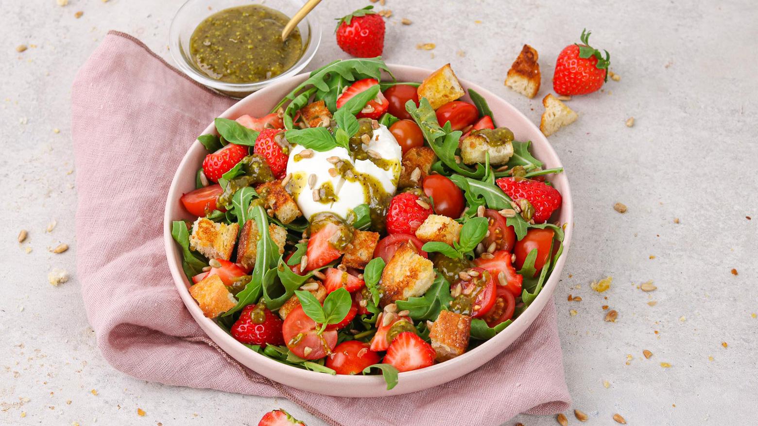 Erdbeer Panzanella Salat mit Pistazienpesto