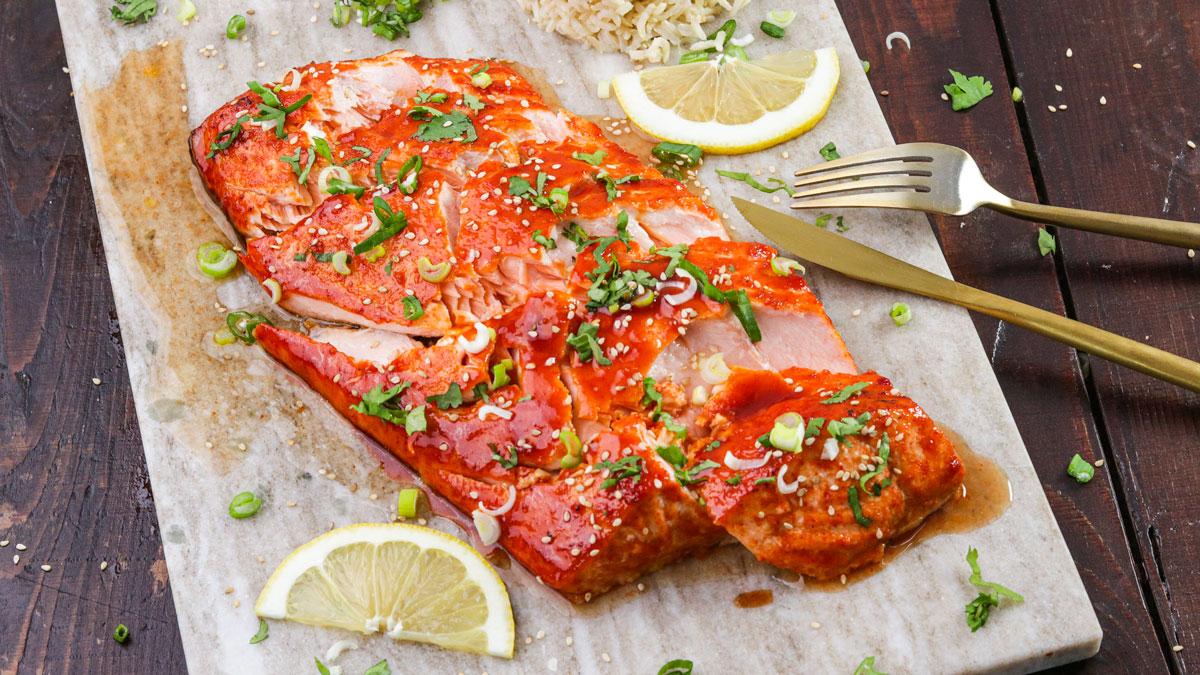 Lachsfilet mit Sriracha-Honig-Marinade