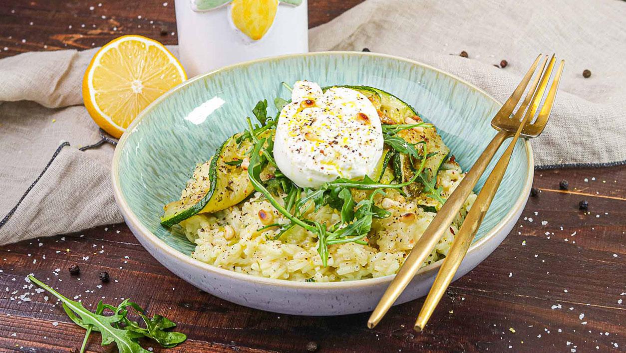 Zitronen-Risotto mit Zucchini, Rucola und Burrata