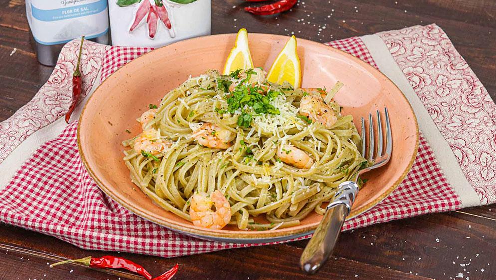 Chili-Linguine mit Scampis, Zitrone und Basilikum