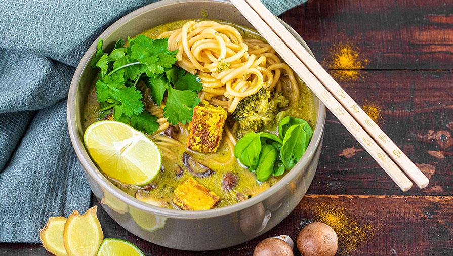 Grüne Thai-Curry-Suppe mit Ramen Nudeln (🌶)