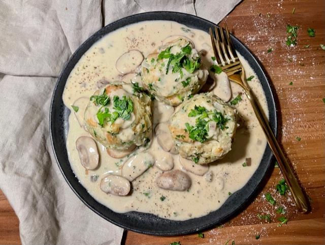 Semmelknödel mit Pilzrahmsoße
