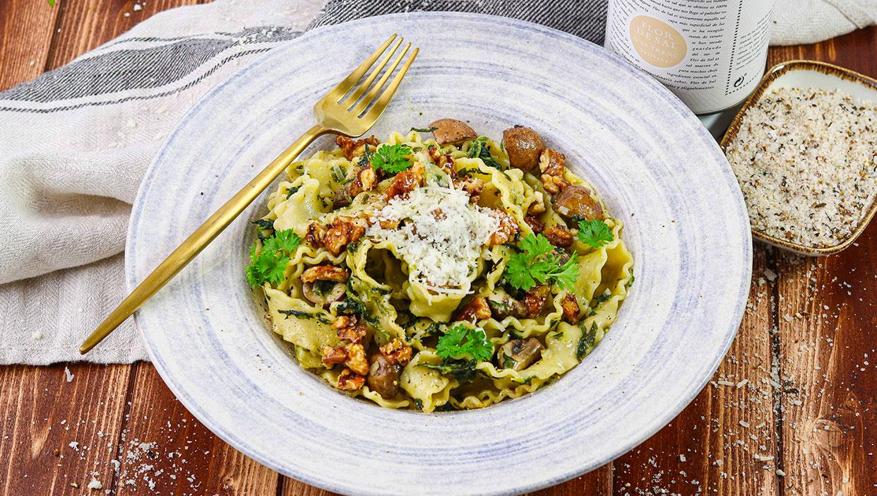 Herbstliche Pilz-Pasta mit karamellisierten Walnüssen