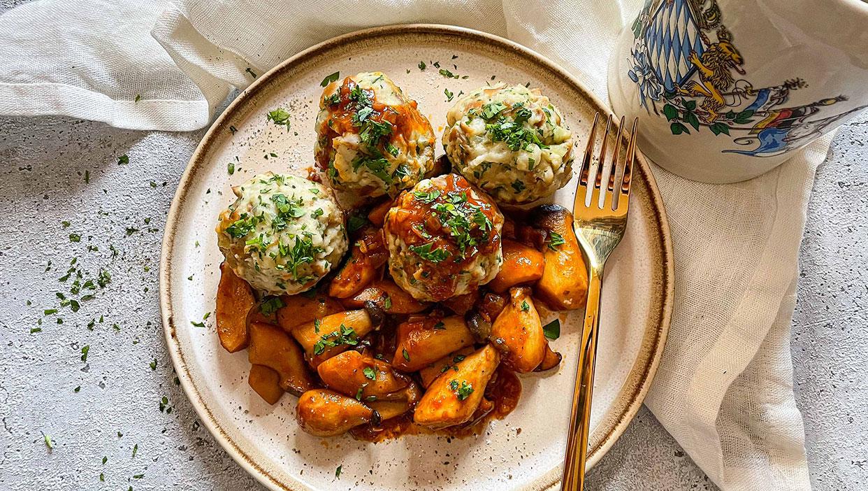 Brezelknödel mit Pilzen in Biersoße