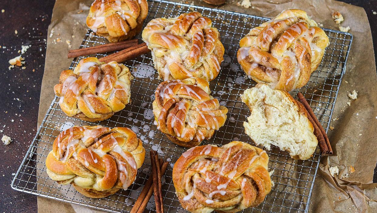 Geflochtene Zimtschnecken-Muffins