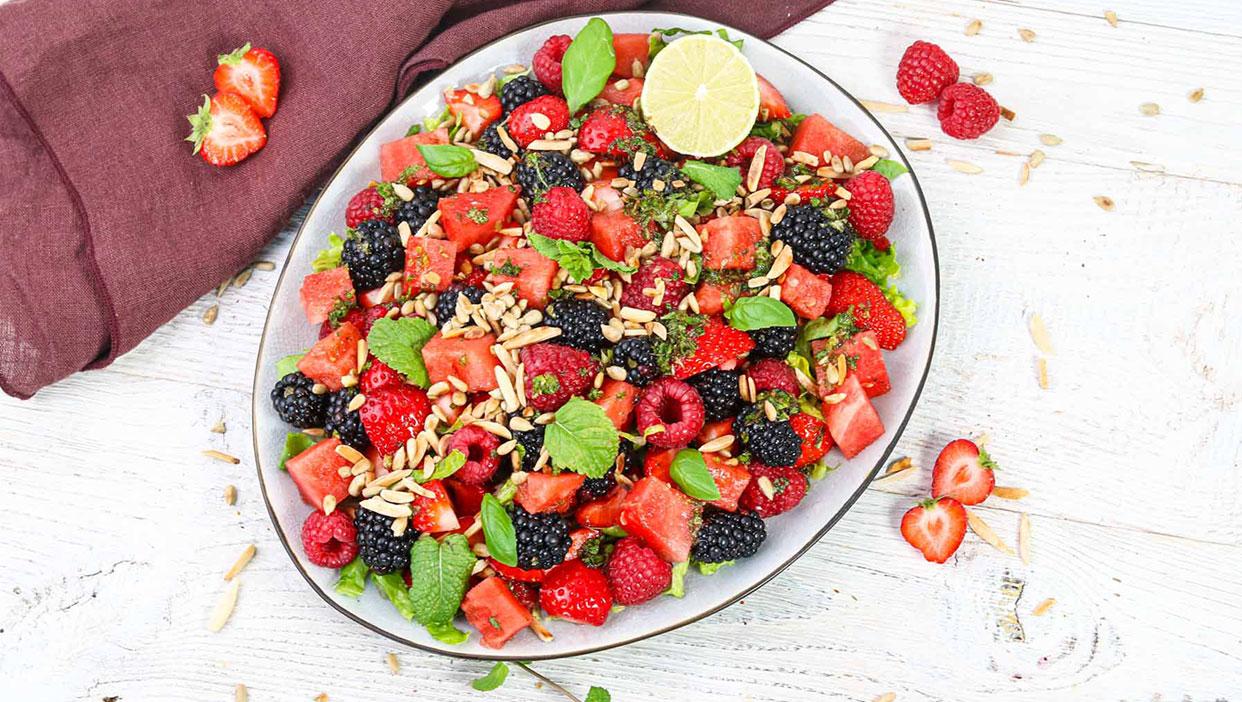 Blitz-Sommersalat mit köstlichem Dressing und gerösteten Kernen