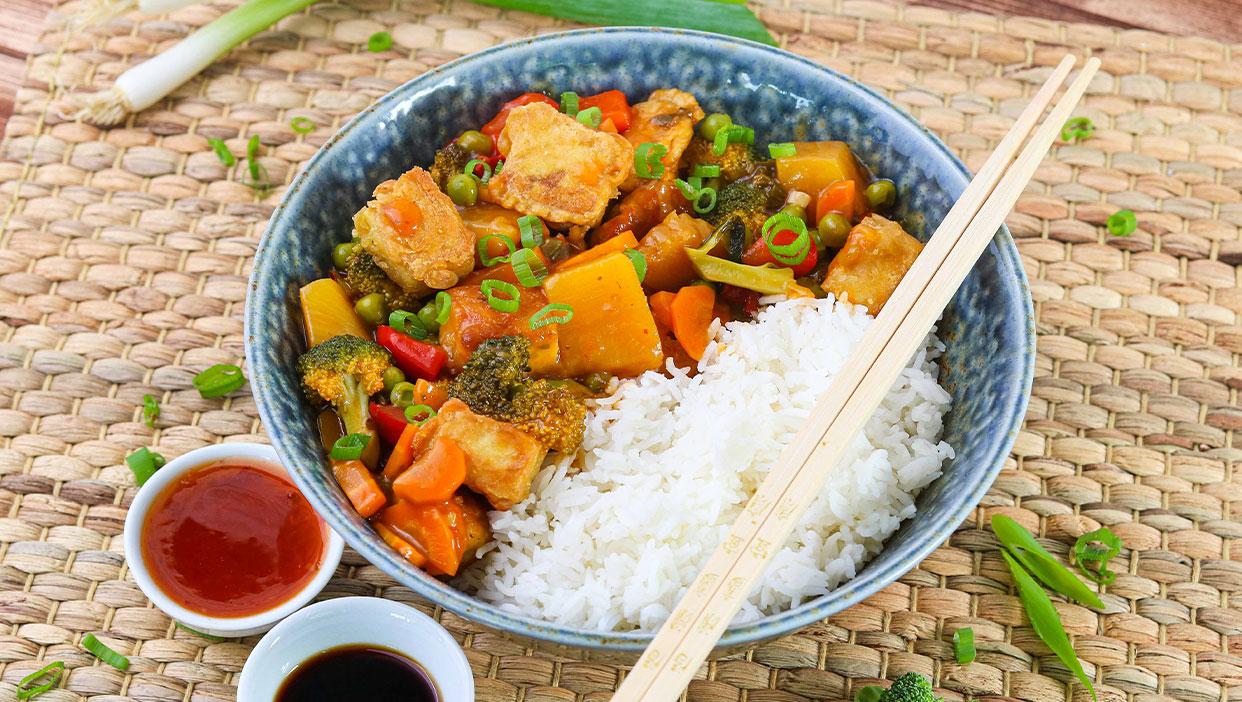 Knuspriger Tofu süß-sauer mit Reis