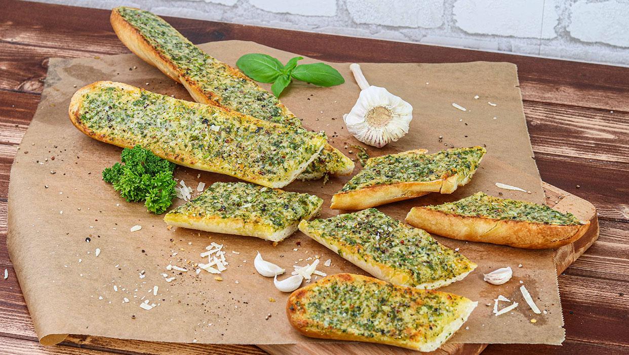 Schnelles Knoblauch-Parmesan-Kräuterbaguette