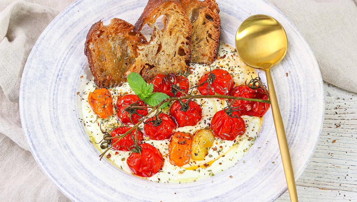 Cremig gerühter Feta mit Röstbrot und geschmorten Tomaten