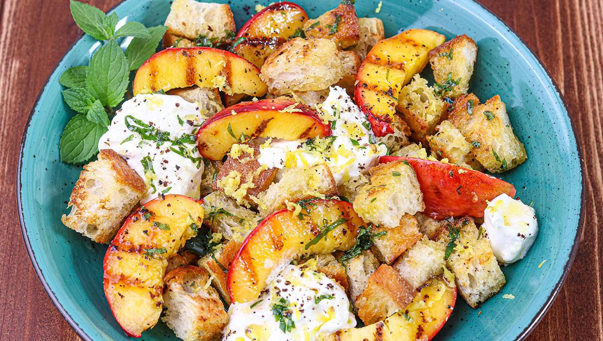 Nektarinen-Brot-Salat mit Burrata