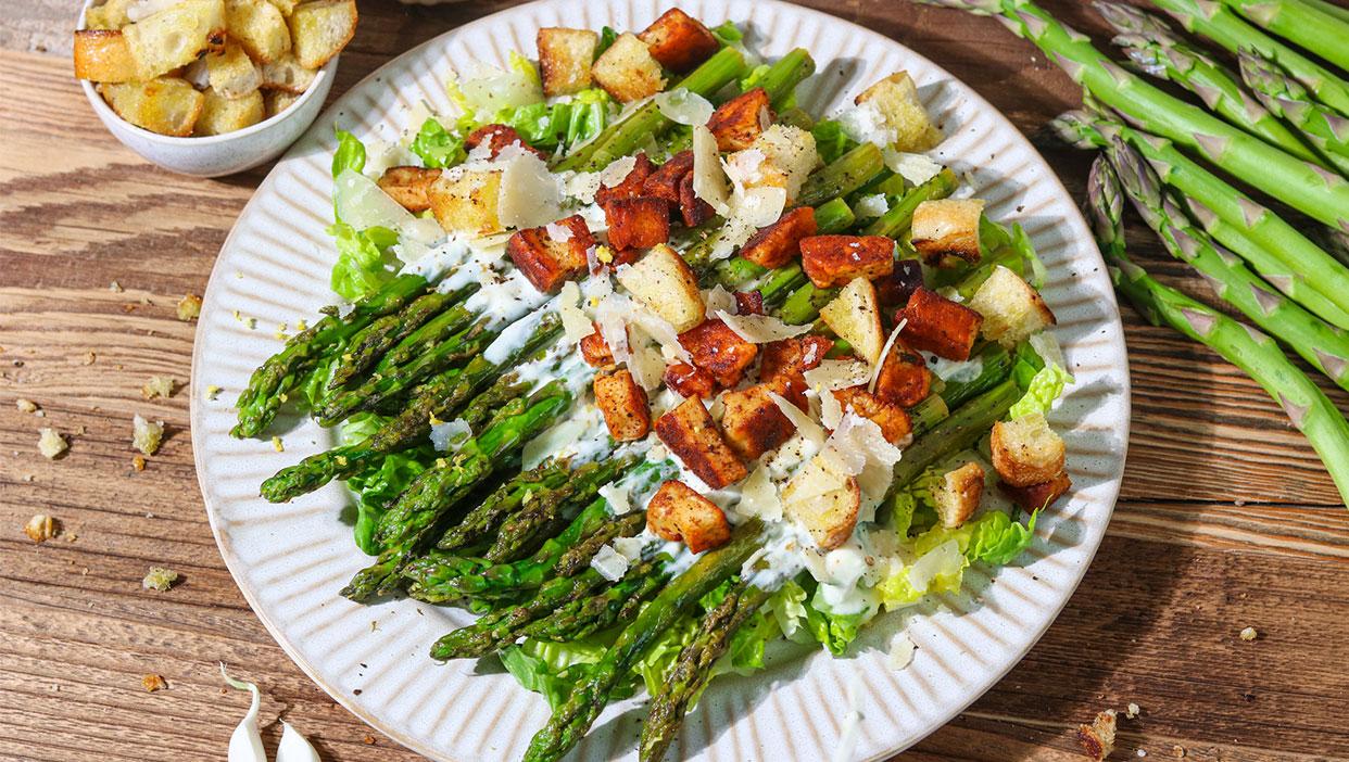 Grüner Spargel Caesar Salat Stil