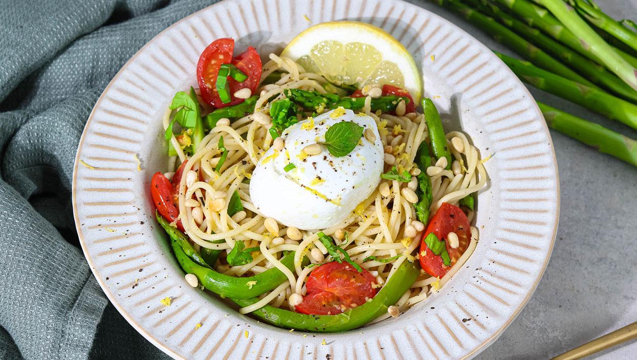 Sommerliche Pasta mit Burrata, Zitrone und Spargel