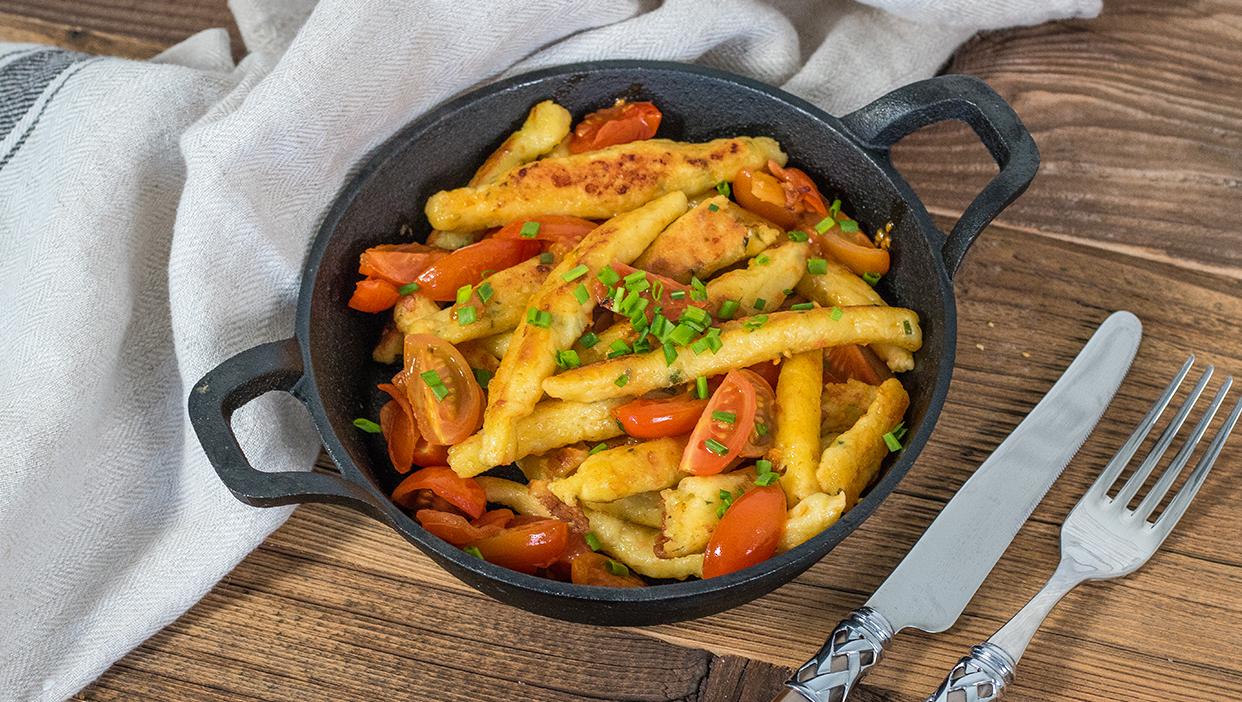 Topfennudeln mit Bergkäse und Tomaten