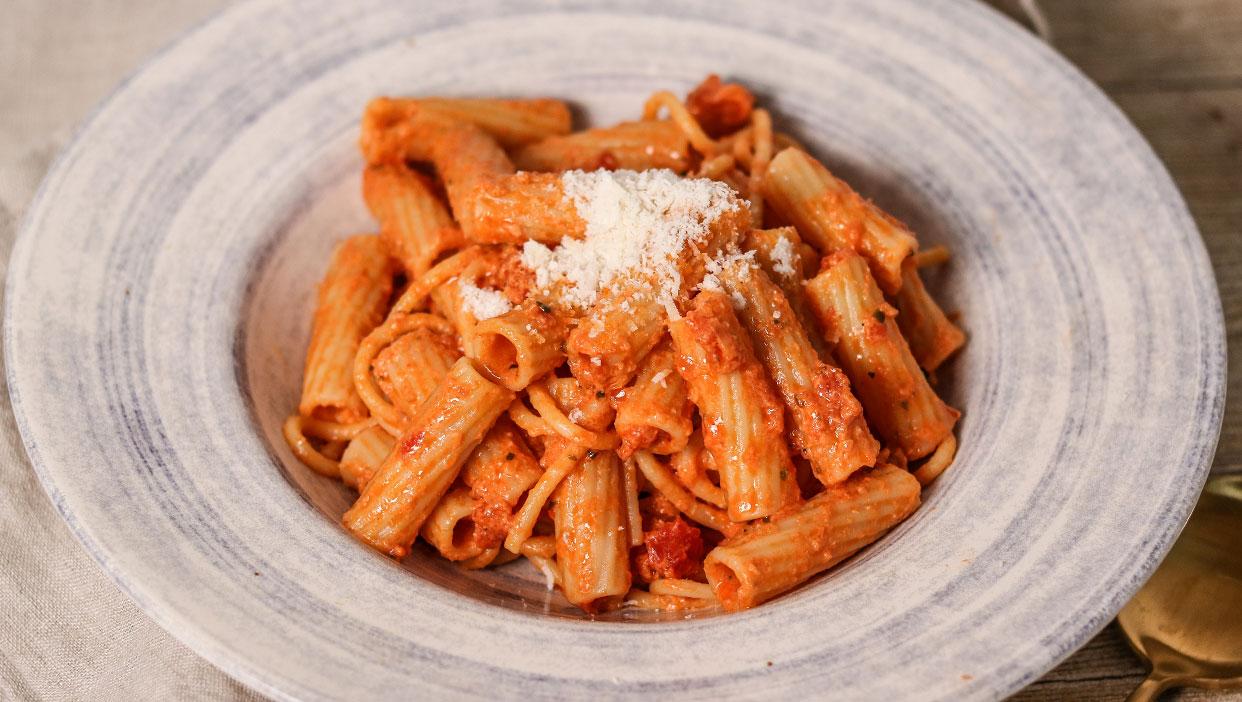Cremige Tomaten-Gin Pasta