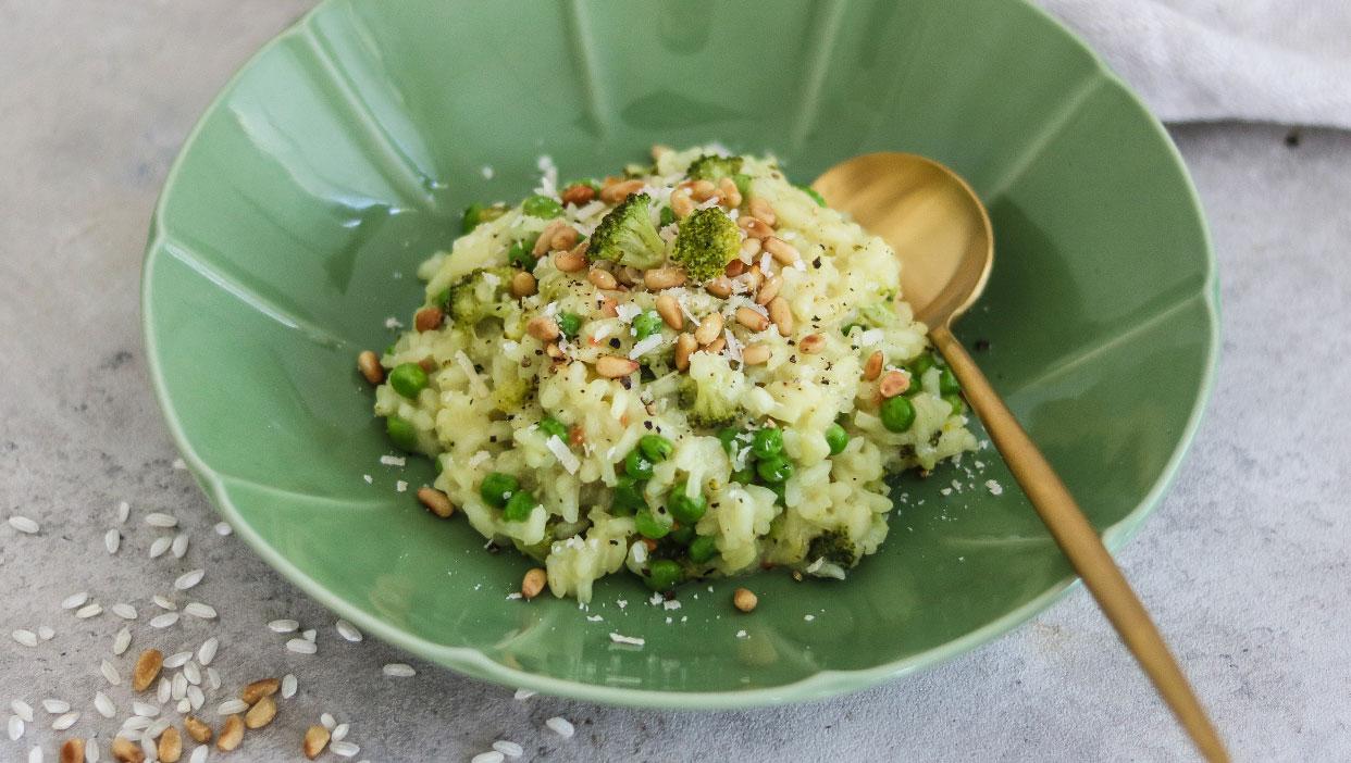 Brokkoli-Erbsen Risotto mit Pinienkernen