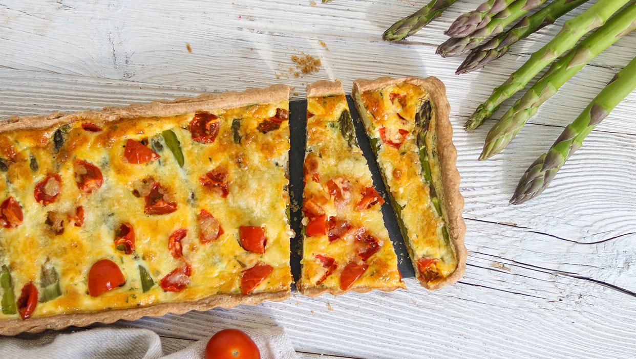 Vegetarische Spargel-Quiche mit Tomaten