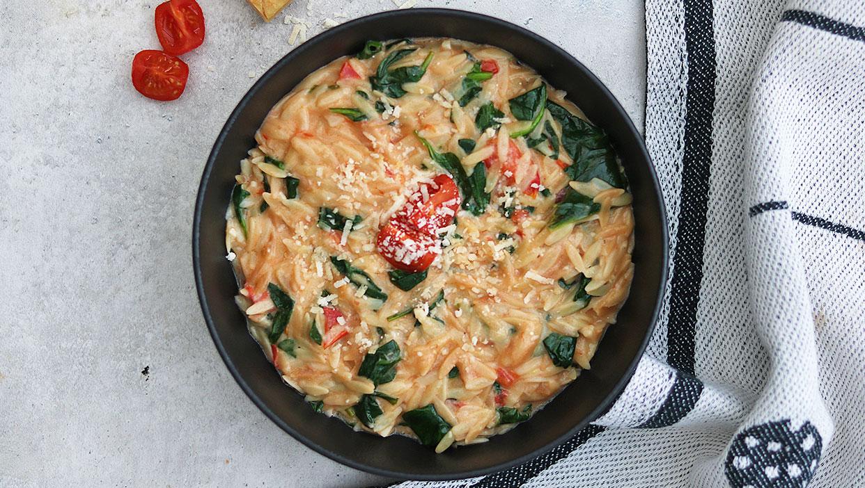 Nudelreis mit Spinat, Parmesan und Tomaten