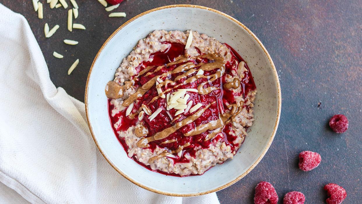 Himbeer Porridge mit Mandelmus Topping