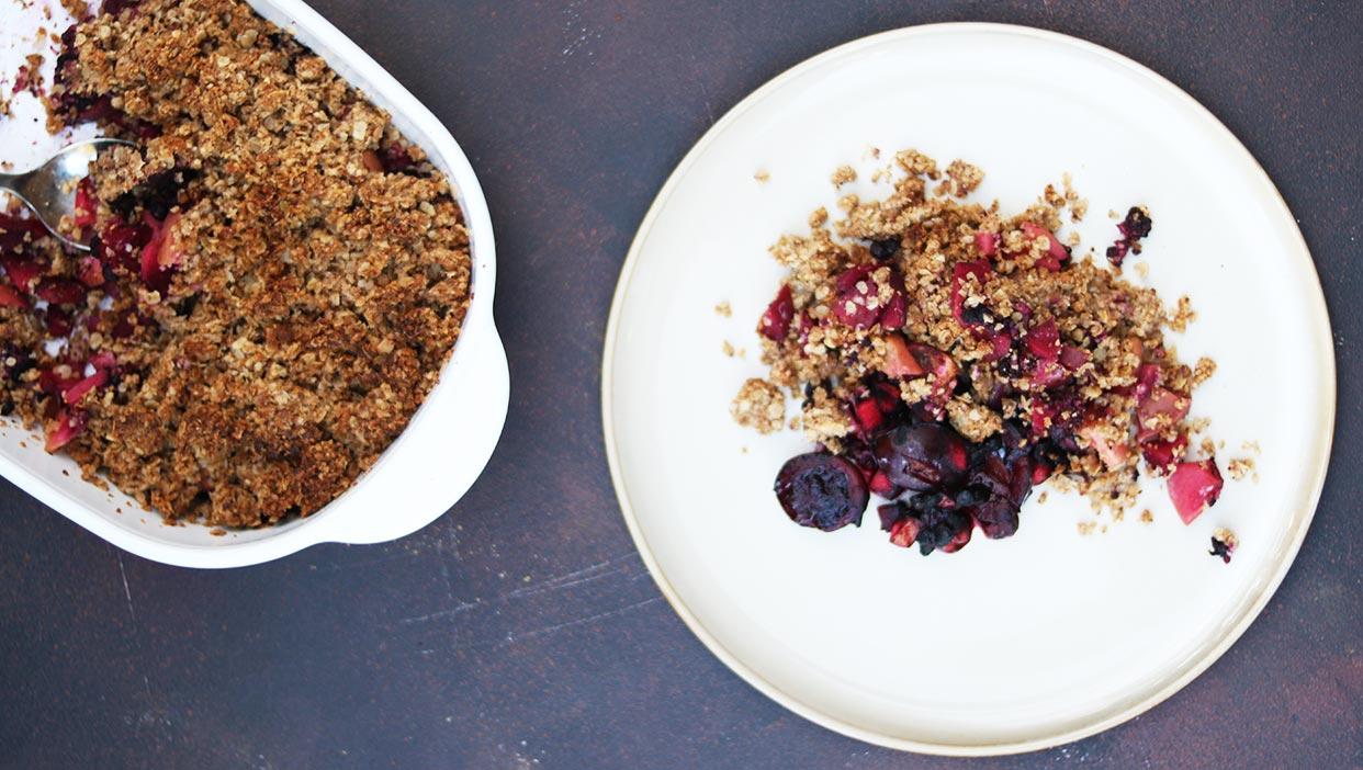 Weihnachtlicher Apfel-Beeren-Crumble