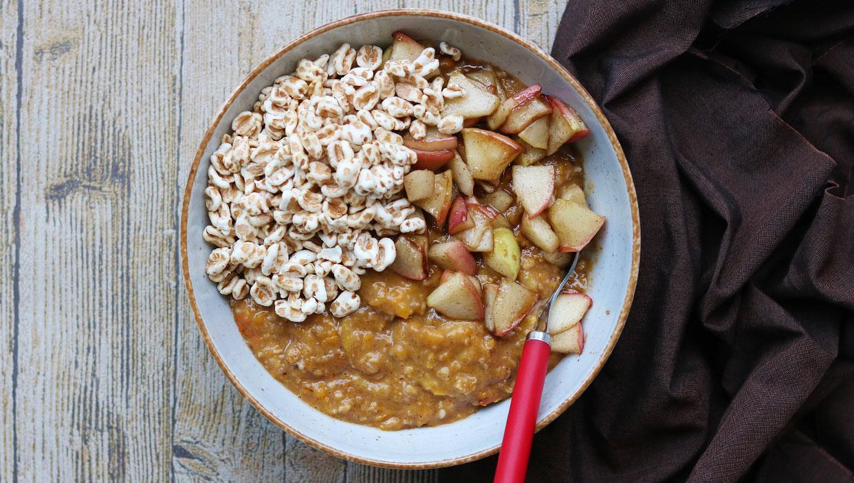 Kürbis-Bananen-Porridge mit zart kandierten Äpfeln und Puffies