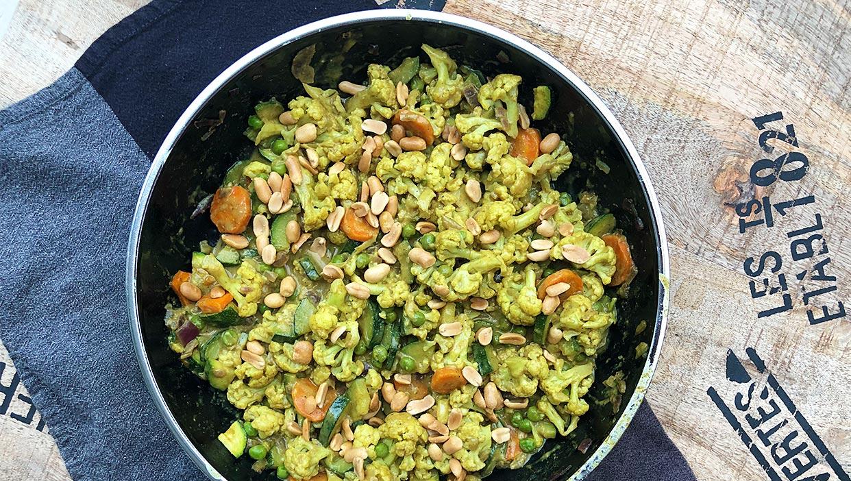Grünes Reste-Curry mit Erdnüssen