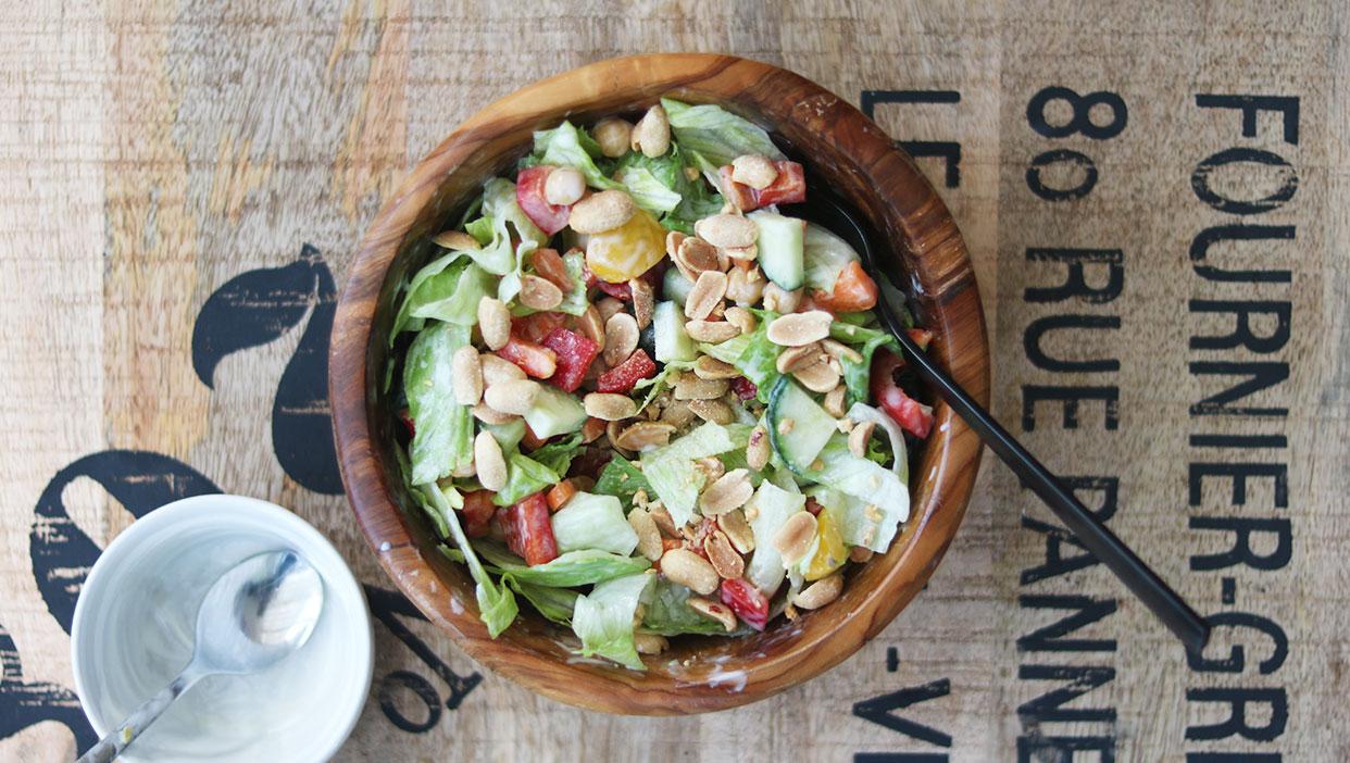 Reste-Salat mit gerösteten Erdnüssen