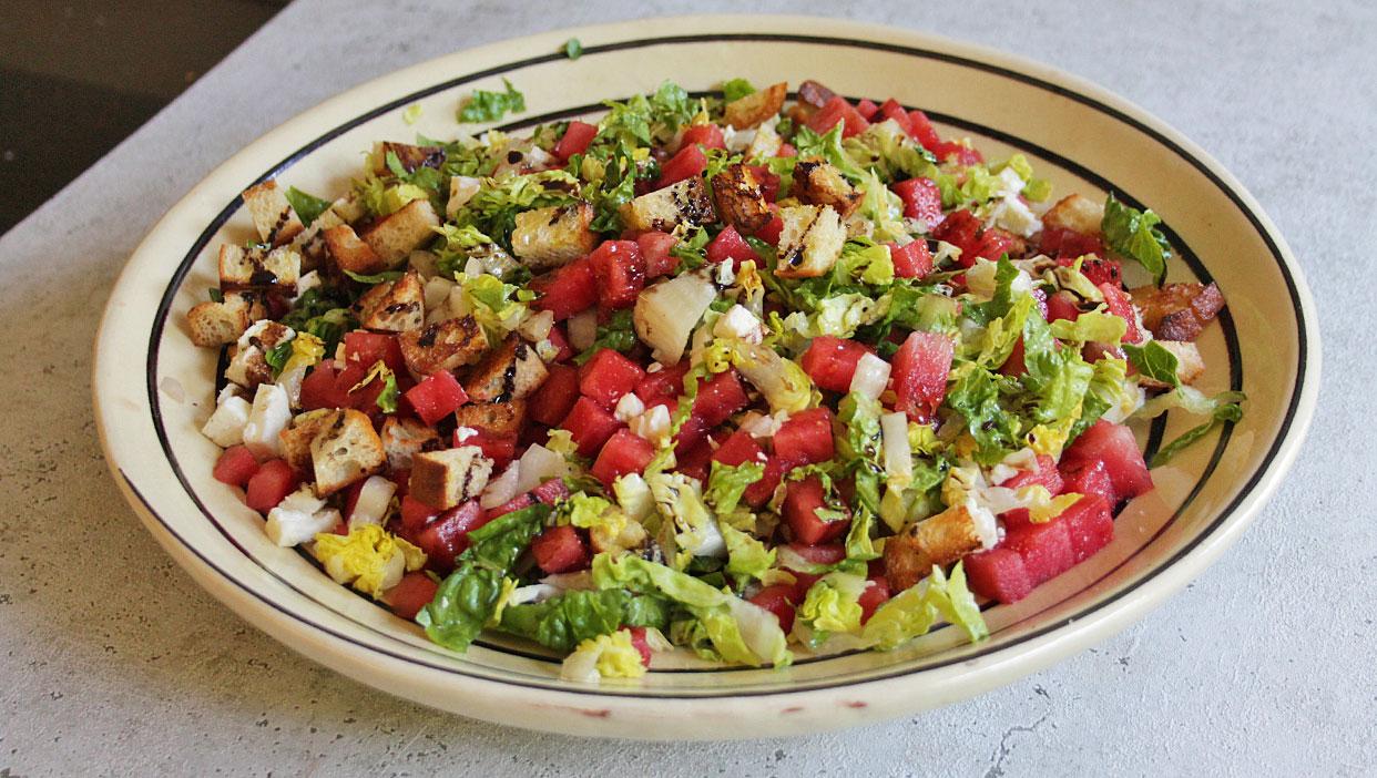 Fruchtiger Foodoholic Brotsalat aus mit Brot