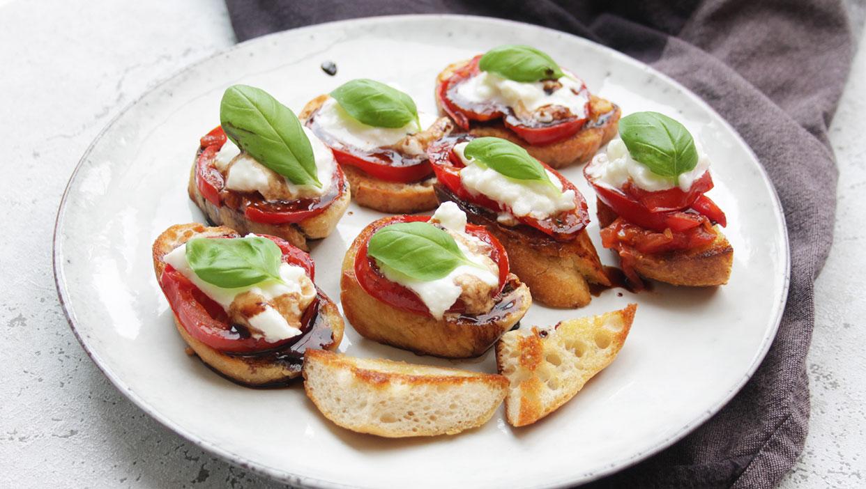 Gebratene Tomate-Mozzarella auf altem Brot