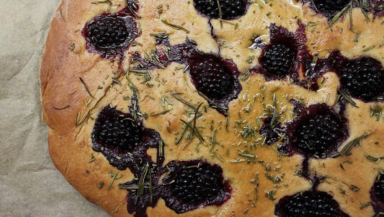 Foccacia mit Brombeeren und Rosmarin