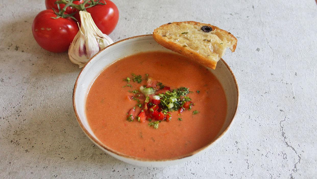 Schnelle Sommer-Gazpacho mit geröstetem Brot
