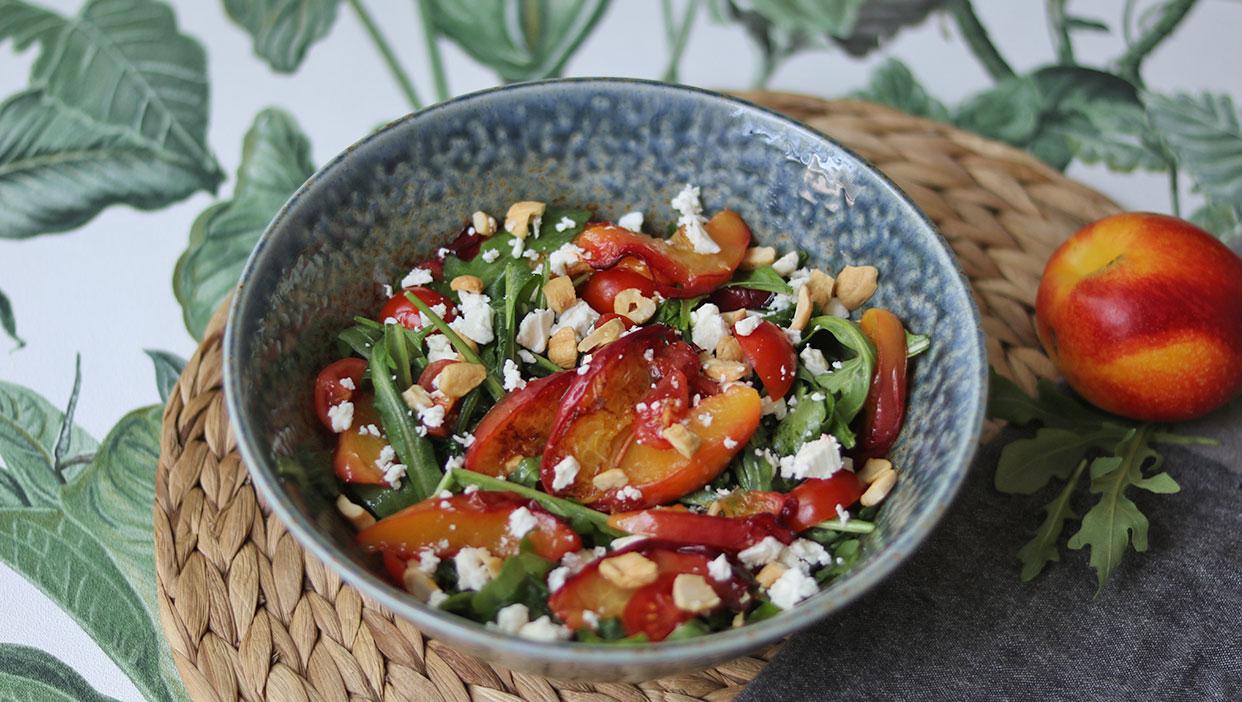 Sommersalat mit gebratenen Nektarinen