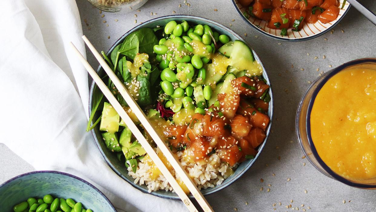 Poké Bowl mit Vollkornreis und Mango-Sriracha-Sauce